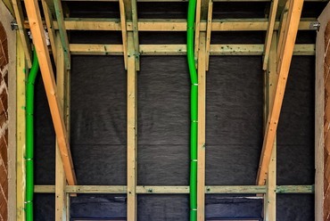 Frisslevegő és elhasznált levegő légvezetékek elhelyezése tetőtér hőszigetelésében.
